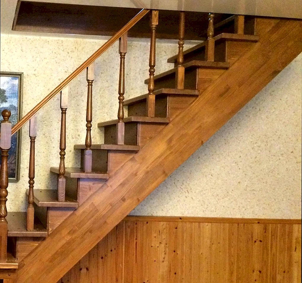 Деревянная лестница на 2 этаж на косоурах