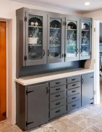Кухонный шкаф со стеклянными дверцами