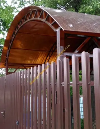 Деревянный забор с поликарбонатом