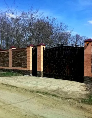 Забор из Славянского кирпича